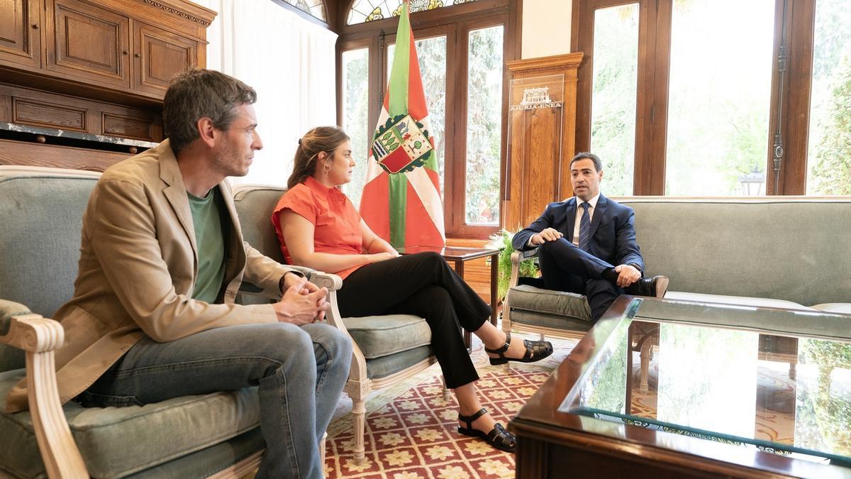 Imanol Pradales, durante la reunión con la líder de Sumar Euskadi, Alba García, y el parlamentario Jon Hernández.