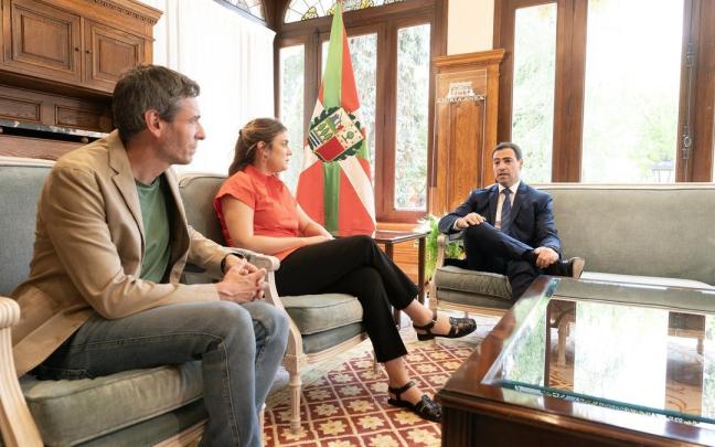 Imanol Pradales, durante la reunión con la líder de Sumar Euskadi, Alba García, y el parlamentario Jon Hernández.