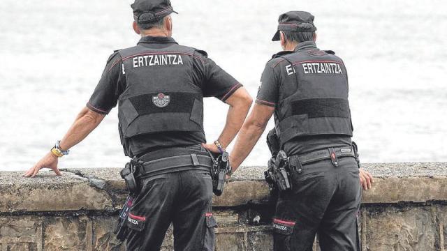 Dos agentes de la Ertzaintza durante un operativo de vigilancia.