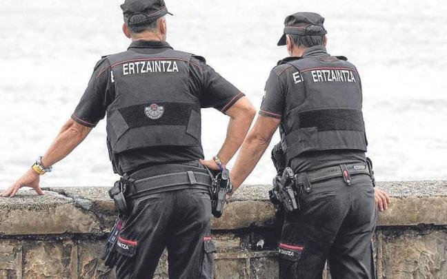 Dos agentes de la Ertzaintza durante un operativo de vigilancia.