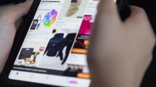 Una persona realiza una búsqueda en Aliexpress.