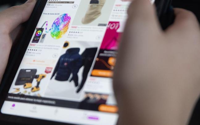Una persona realiza una búsqueda en Aliexpress.