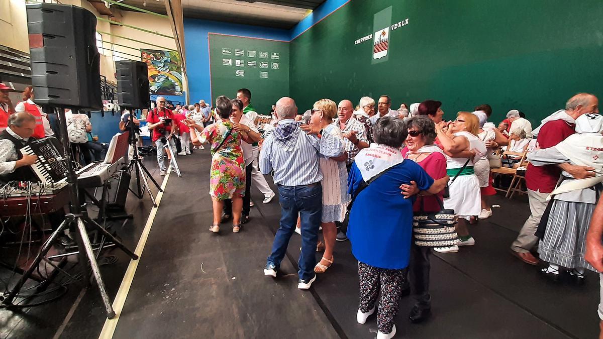 El colectivo veterano de Amurrio echando unos bailes en el frontón antes de la comida de fiestas