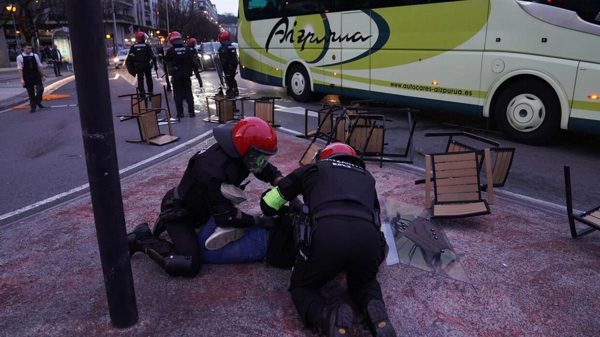 La Ertzaintza detiene a un violento que atacó el autobús de Aizpurua donde viajaban radicales romanos