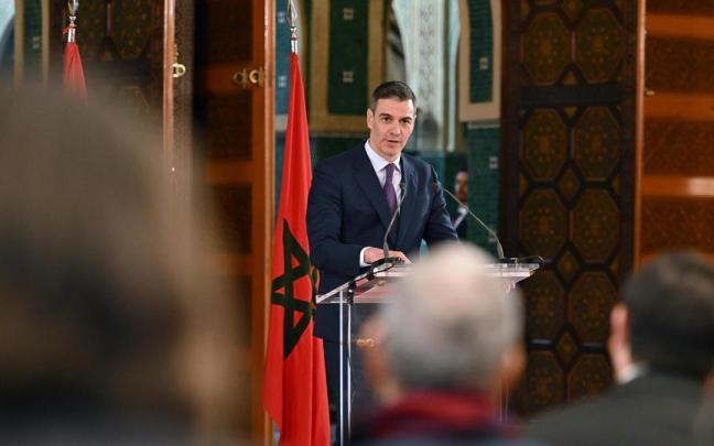 Sánchez comparece ante los medios desde Marruecos.