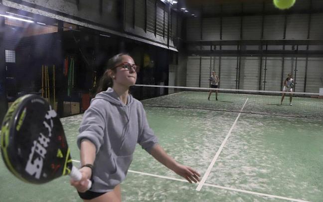 El programa incluye el acercamiento a diferentes modalidades deportivas, entre las que se incluye el pádel.