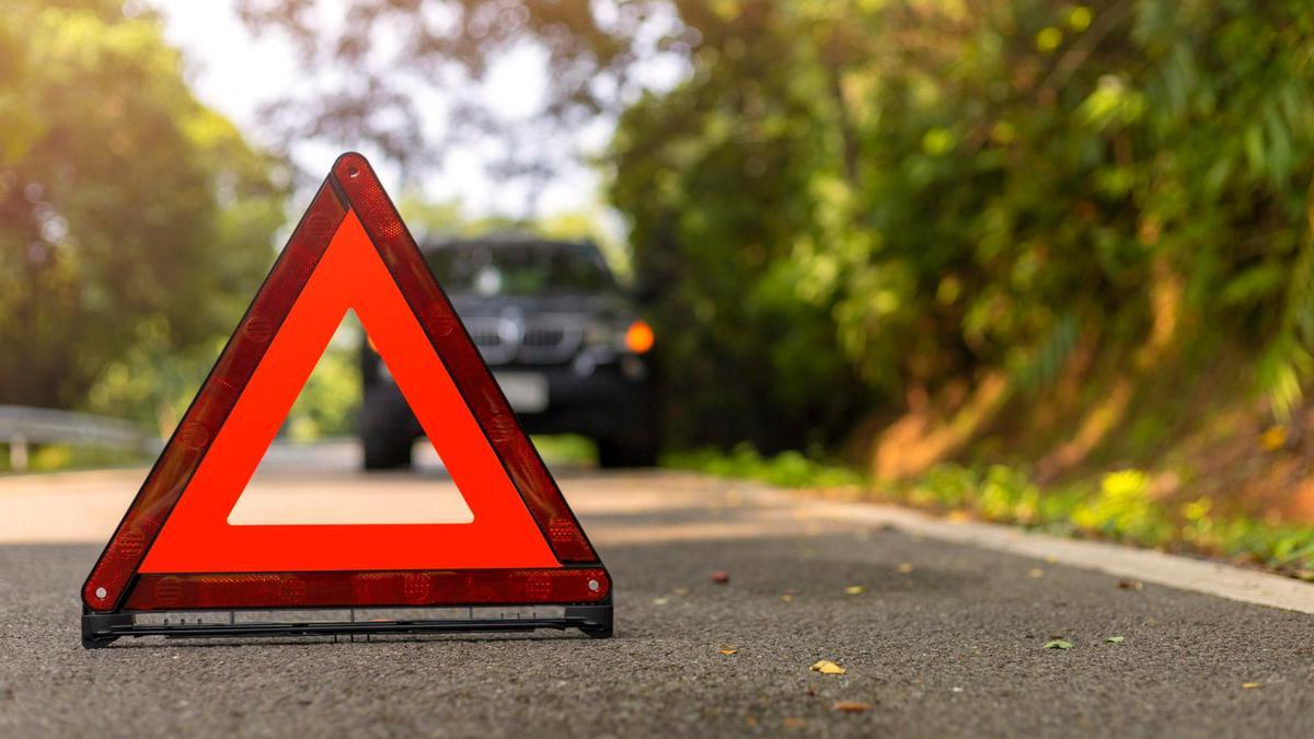 Un triángulo de emergencia colocado en una carretera.