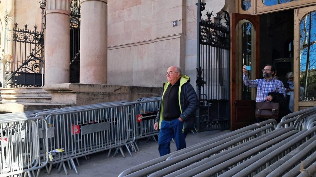 El agricultor Josep Pàmies sale del TSJC acompañado de su abogado tras un juicio.