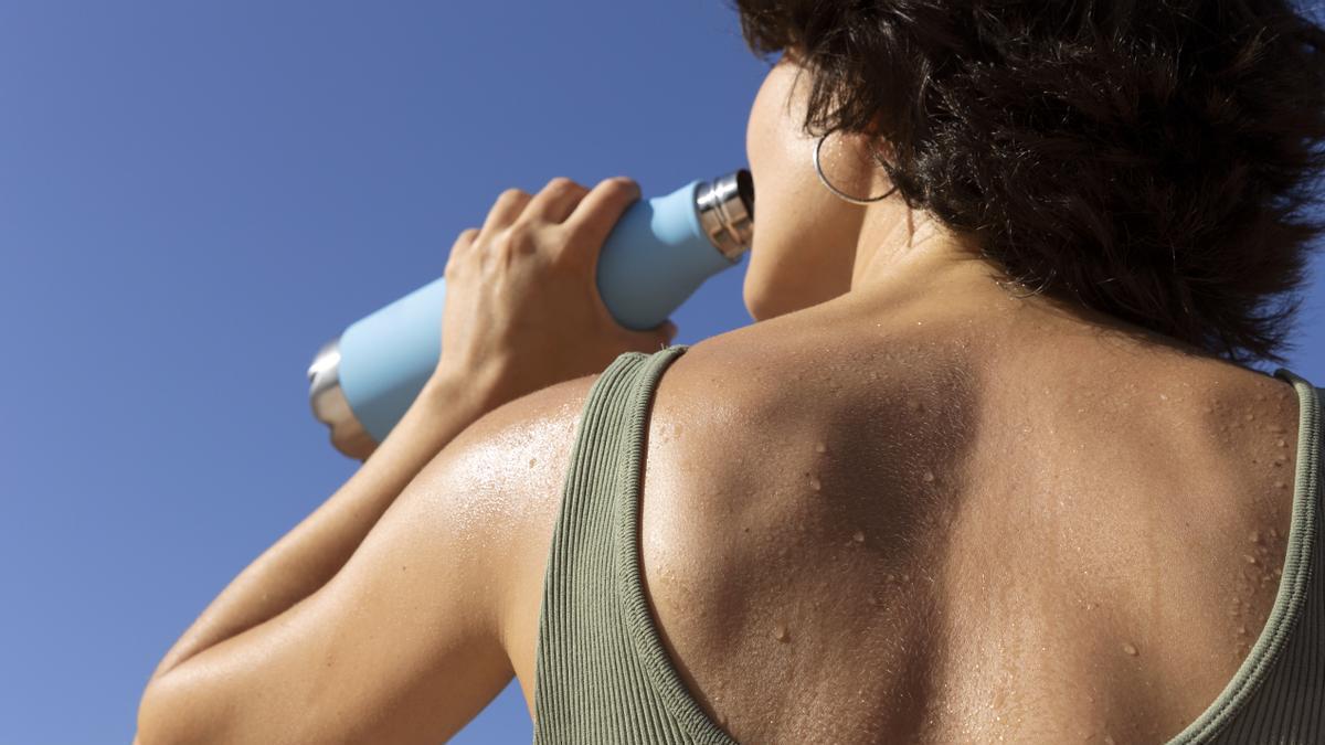 El calor puede provocar retención de líquidos, que a su vez genera inflamación generalizada, incluyendo el abdomen.