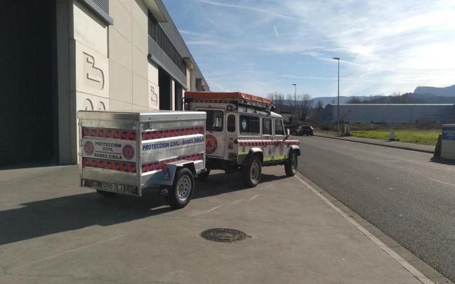 El vehículo de protección civil de Amurrio saliendo de su garaje en polígono Aldaiturriaga
