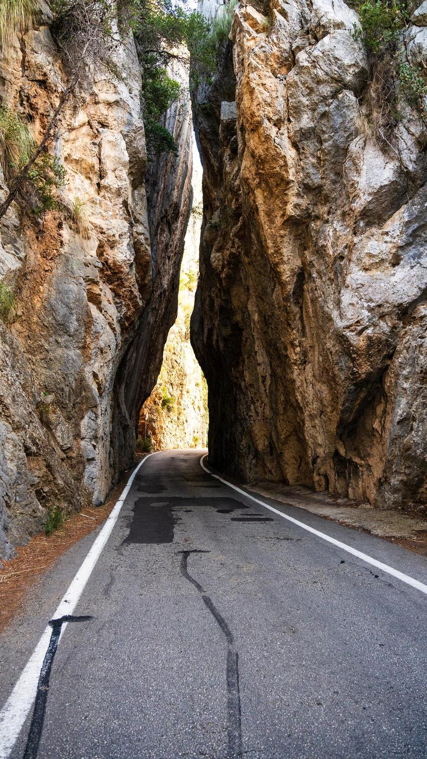 El estrecho paso por el que apenas caben los autobuses de visitantes.