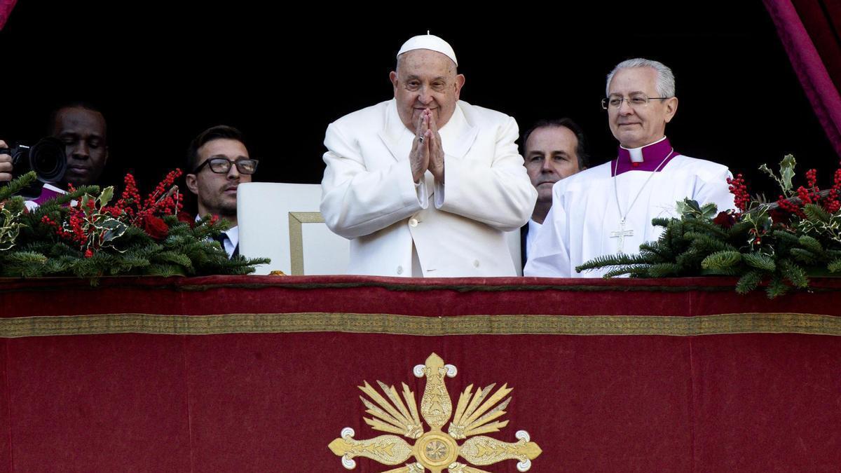 El Papa durante la tradicional bendición 'urbi et orbi'.