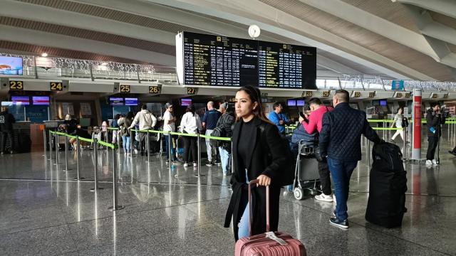 Una pasajera transporta una maleta en el aeropuerto de Bilbao.