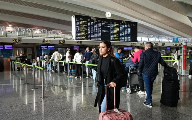 Una pasajera transporta una maleta en el aeropuerto de Bilbao.
