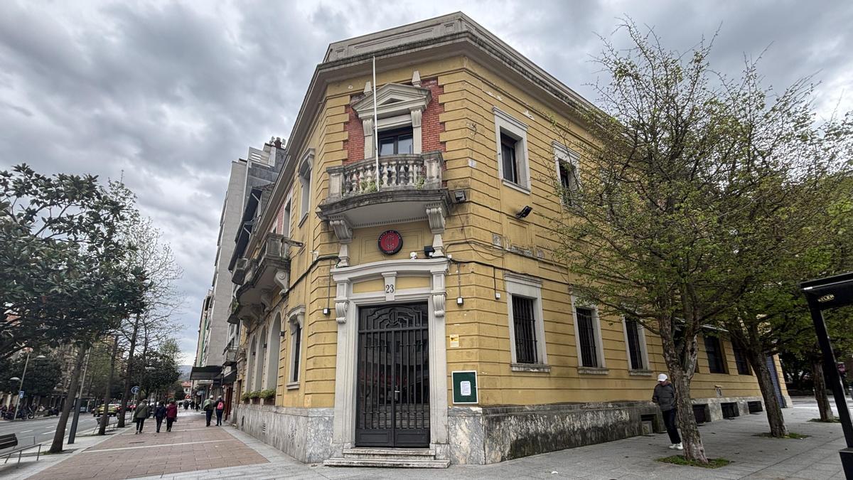 El Casino de Irun, edificio en el que se ubicaba el restaurante que acaba de cerrar.