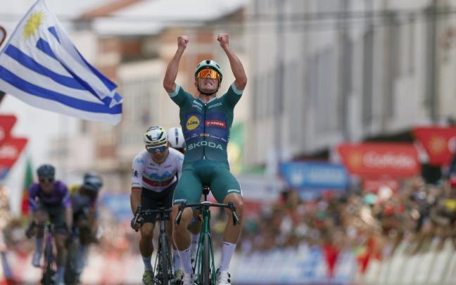 Mads Pedersen celebra la victoria en Monforte de Lemos.