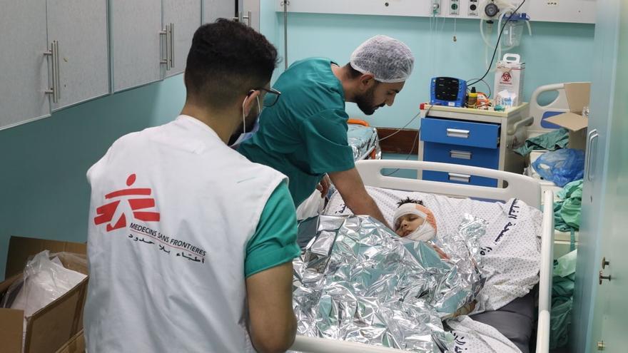 Personal de MSF atiende a un herido en la Franja de Gaza.