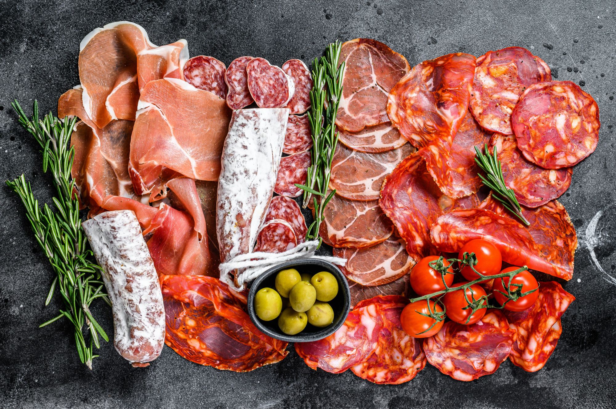 Surtido de chorizo, fuet, lomo embuchado, jamón ibérico y aceitunas verdes.