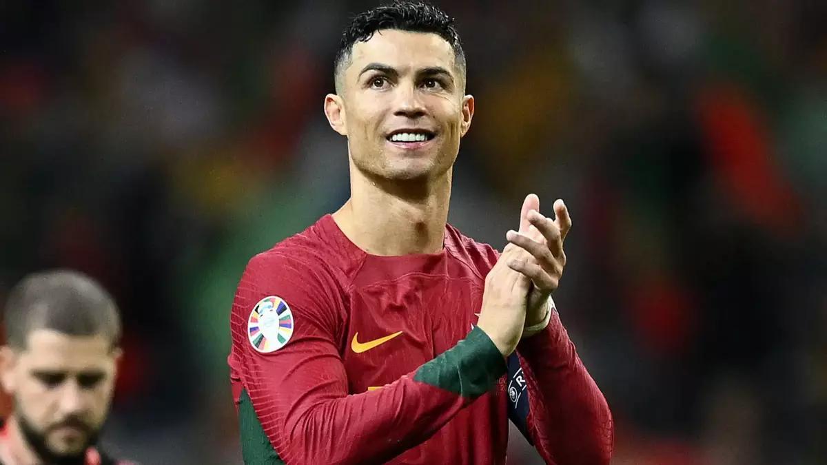 Cristiano Ronaldo vestido con la equipación de Portugal.