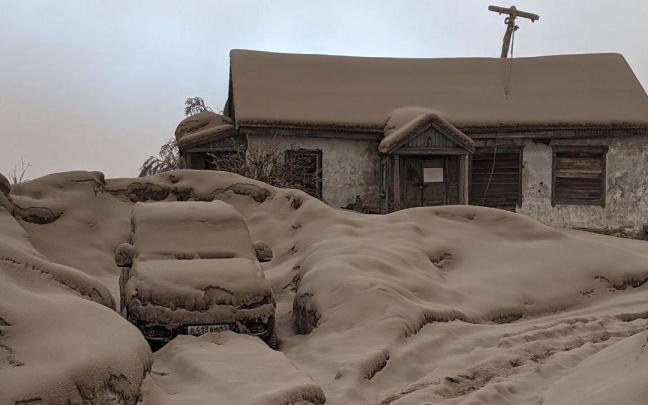 Las localidades cercanas al volcán han quedado sepultadas bajo la ceniza.