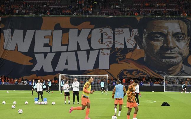Imagen de la pancarta de bienvenida a Xavi Hernández en el Johan Cruyffj Arena