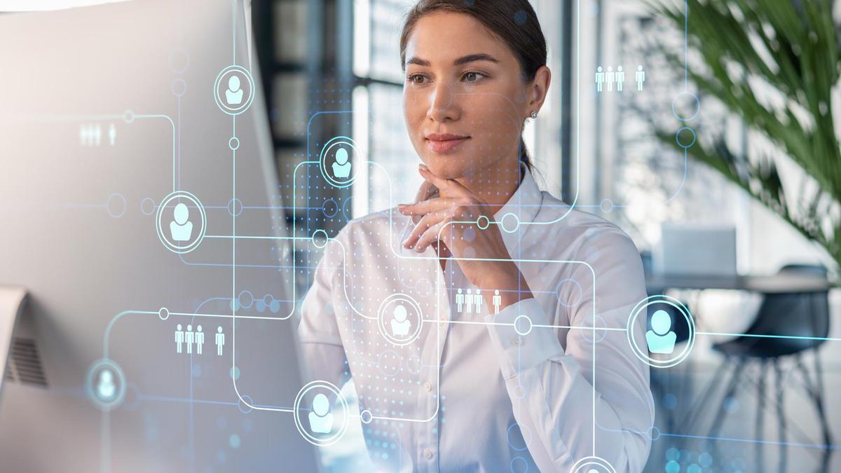 Una mujer tras un holograma de redes sociales.