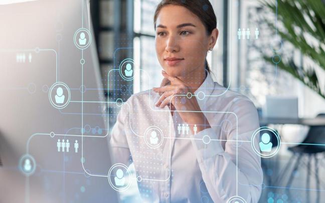 Una mujer tras un holograma de redes sociales.