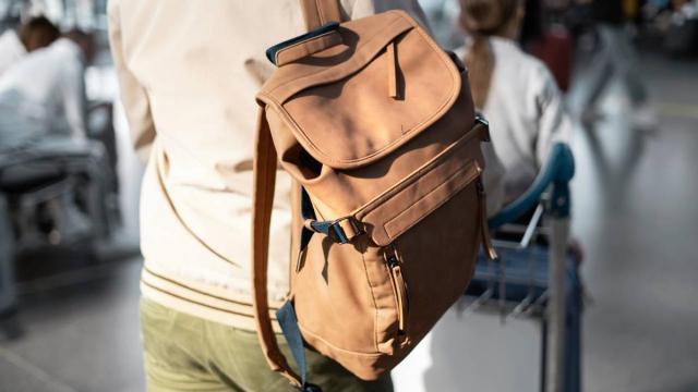 Así es la mochila viral de Amazon que envasa tu ropa al vacío / Freepik Así es la mochila viral de Amazon que envasa tu ropa al vacío