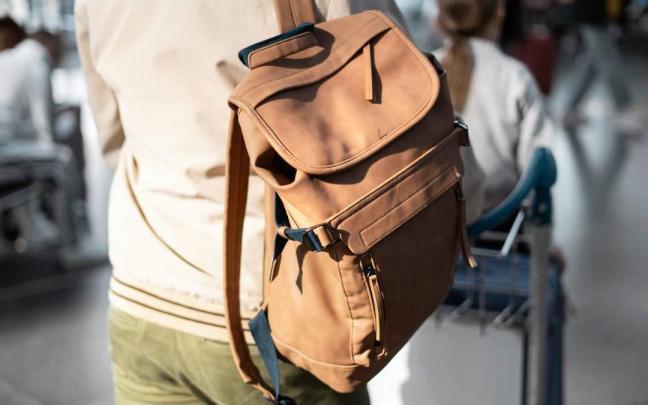 Así es la mochila viral de Amazon que envasa tu ropa al vacío / Freepik Así es la mochila viral de Amazon que envasa tu ropa al vacío