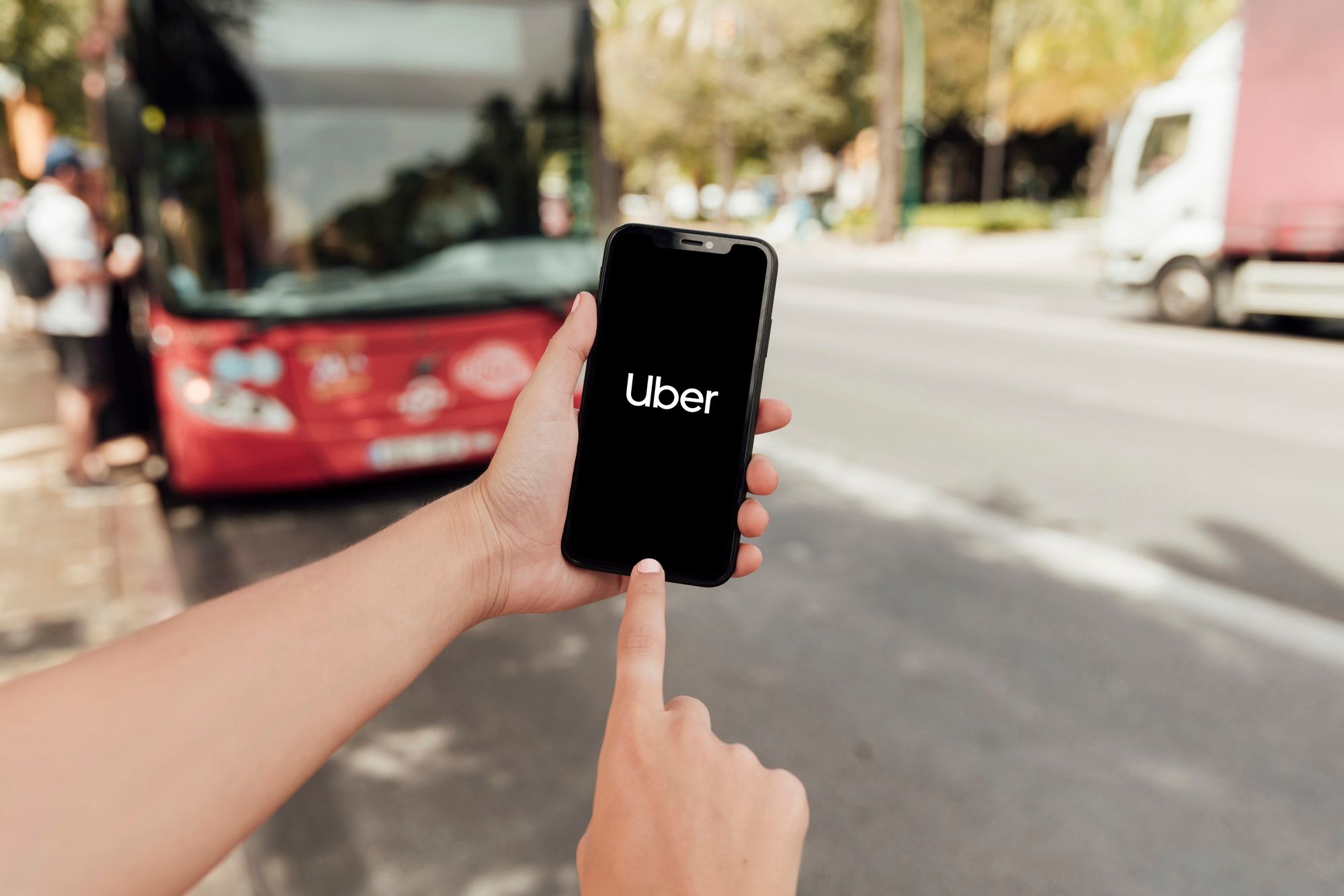 Una persona accede a la aplicación de Uber en el teléfono móvil.