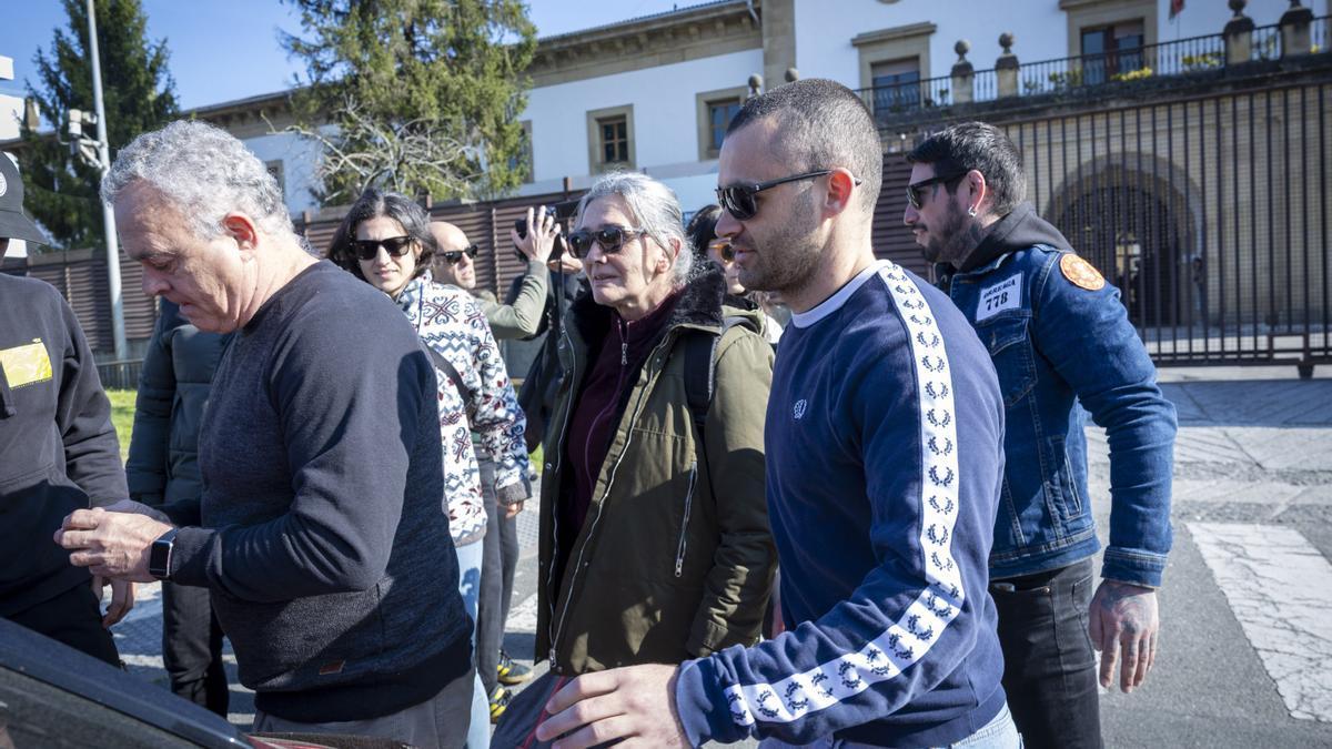 Soledad Iparragirre a su salida ayer de la cárcel de Martutene