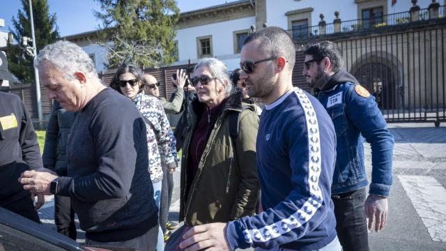 Soledad Iparragirre a su salida ayer de la cárcel de Martutene