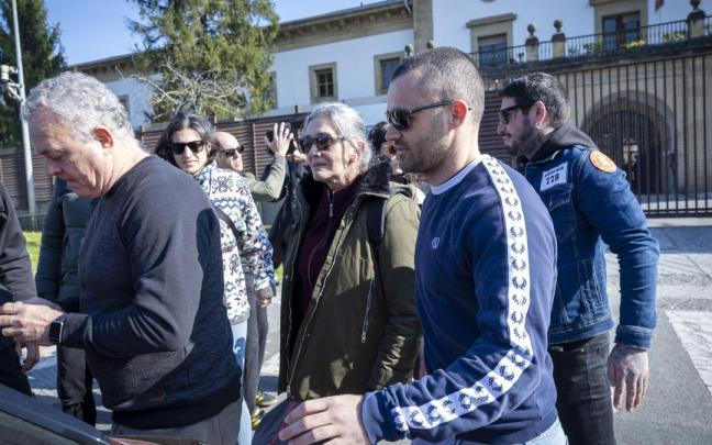 Soledad Iparragirre a su salida ayer de la cárcel de Martutene