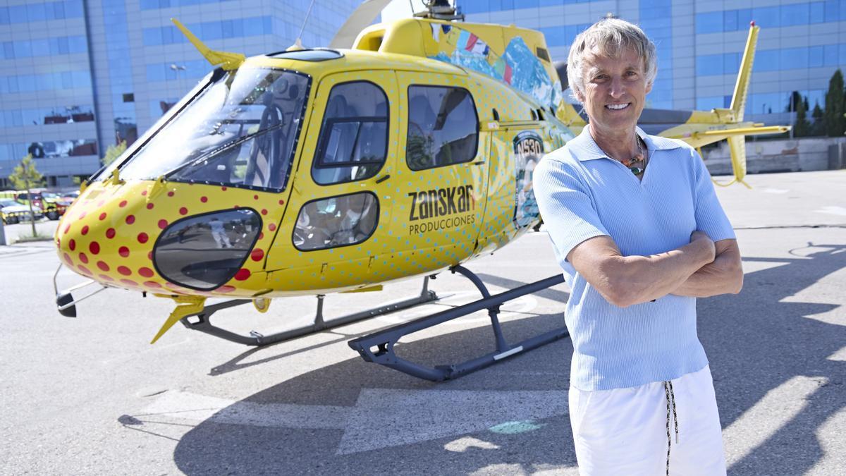 Jesús Calleja posa ante el helicóptero del programa ‘Volando voy, volando vengo’
