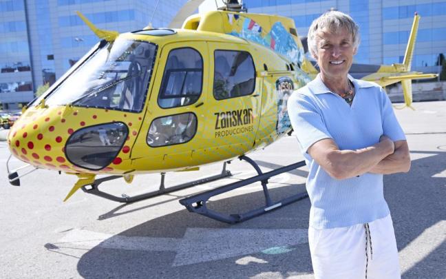 Jesús Calleja posa ante el helicóptero del programa ‘Volando voy, volando vengo’ / Luis Miguel Gonzalez Jesús Calleja posa ante el helicóptero del programa ‘Volando voy, volando vengo’