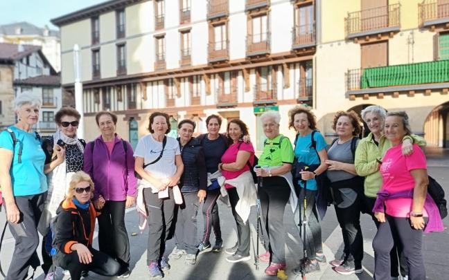 Joan den asteazkenean ibilaldi berri batez gozatzeko bildu zen taldea.