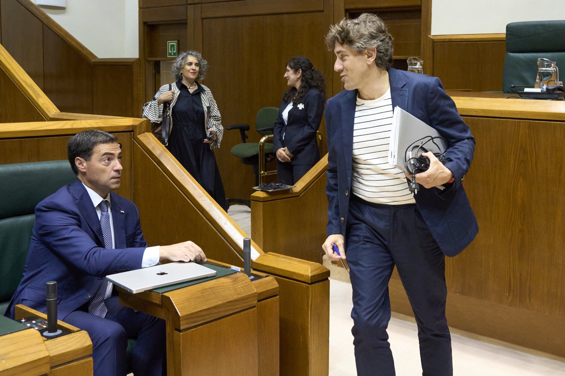El Parlamento Vasco celebra un pleno monográfico promovido por EH Bildu para debatir sobre políticas que garanticen la seguridad vital.