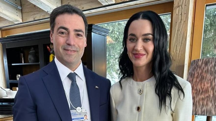 Imanol Pradales junto a Katy Perry.