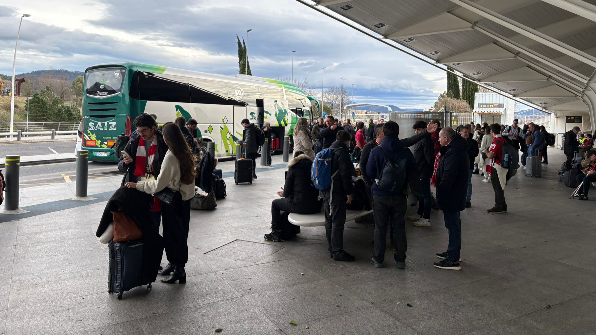Aficionados del Athletic en el aeropuerto de Loiu esperando noticias
