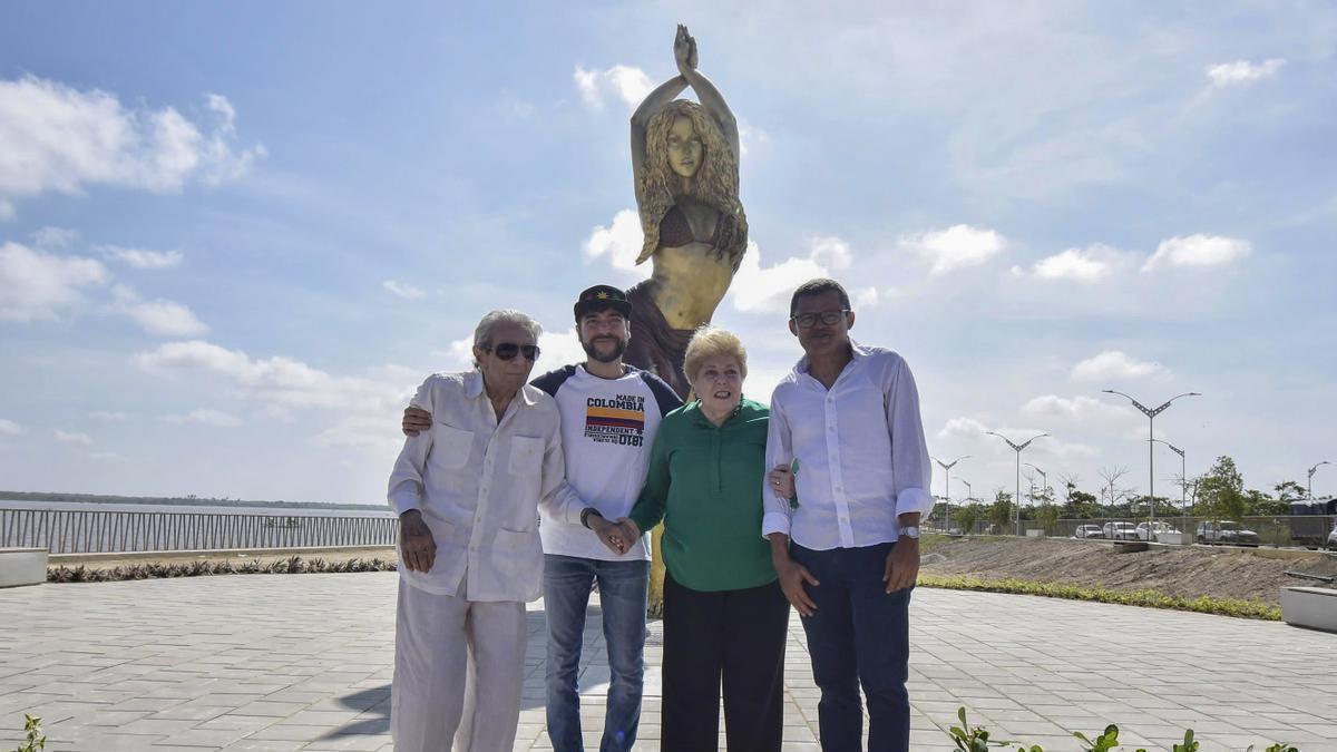 William Mebarak (i), padre de Shakira, el alcalde de Barranquilla Jaime Pumarejo (i-2), Nidia Ripoll (2-d) madre de Shakira y el artista plástico Yino Márquez (d) posan junto a la estatua de Shakira.