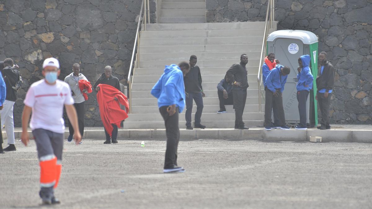 Varios inmigrantes en el puerto de La Restinga