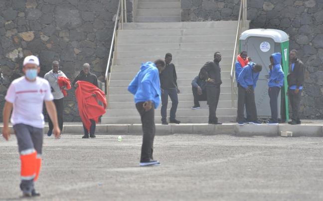 Varios inmigrantes en el puerto de La Restinga
