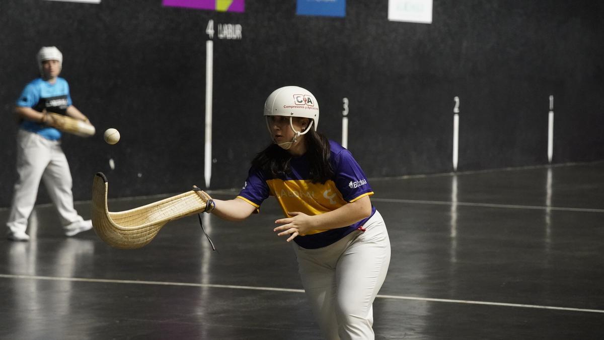 Ihart Arakistain y Maia Goikoetxea se clasifican para los cuartos de final del Euskotren Women Winter Series tras ganar a Maite y Oaia en Durango.