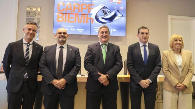 Xabier Ortueta (AFM), José Pérez Berdud (AFM), Xabier Basáñez (BEC), José Ignacio Ortiz de Urbina (AIMHE) y Mari Carmen Gorostiza (BEC), en la rueda de prensa de balance de la Bienal.