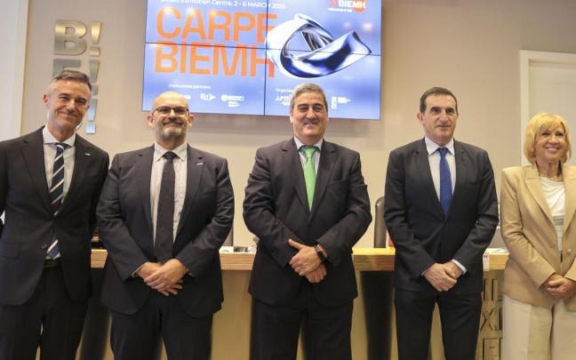 Xabier Ortueta (AFM), José Pérez Berdud (AFM), Xabier Basáñez (BEC), José Ignacio Ortiz de Urbina (AIMHE) y Mari Carmen Gorostiza (BEC), en la rueda de prensa de balance de la Bienal.