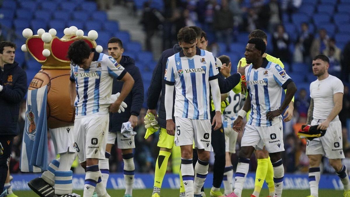 Los jugadores realistas cabizbajos al término del partido del sábado pasado en Anoeta contra el Rayo Vallecano. / RUBEN PLAZA