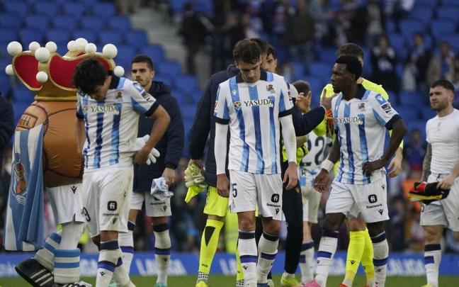 Los jugadores realistas cabizbajos al término del partido del sábado pasado en Anoeta contra el Rayo Vallecano. / RUBEN PLAZA