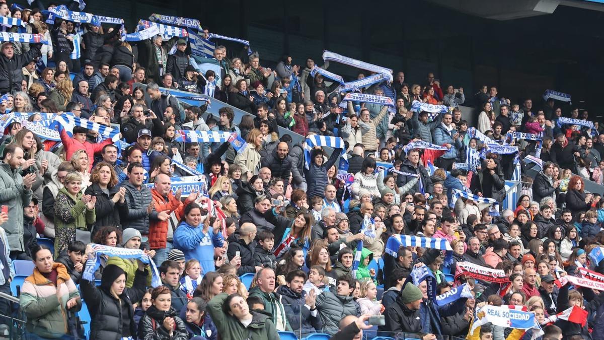 la grada de Anoeta durante el derbi femenino entre la Real y el Athletic. / IKER AZURMENDI