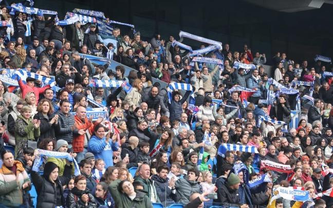 la grada de Anoeta durante el derbi femenino entre la Real y el Athletic. / IKER AZURMENDI