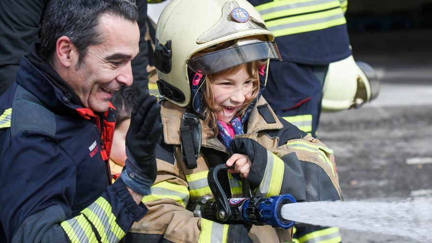 Los más pequeños disfrutan en el parque de bomberos de Miribilla